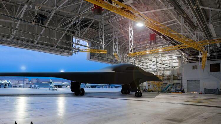 מטוס B21 מפציץ חמקן חדש של חיל האוויר האמריקאי