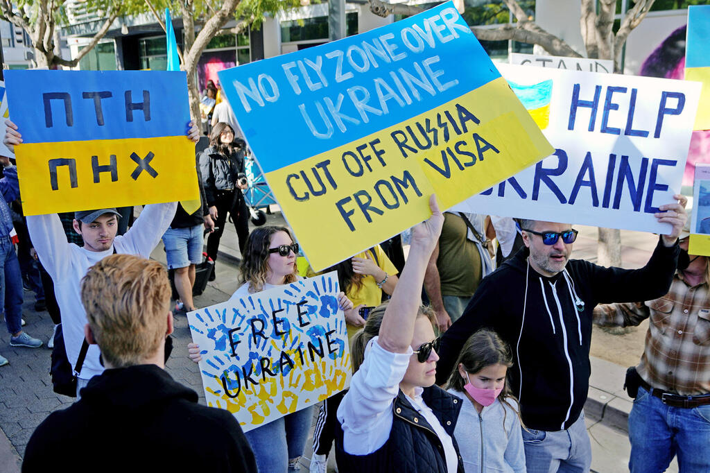 הפגנה נגד הפלישה הרוסית ובעד איסור טיסה מעל אוקראינה ב סנטה מוניקה קליפורניה
