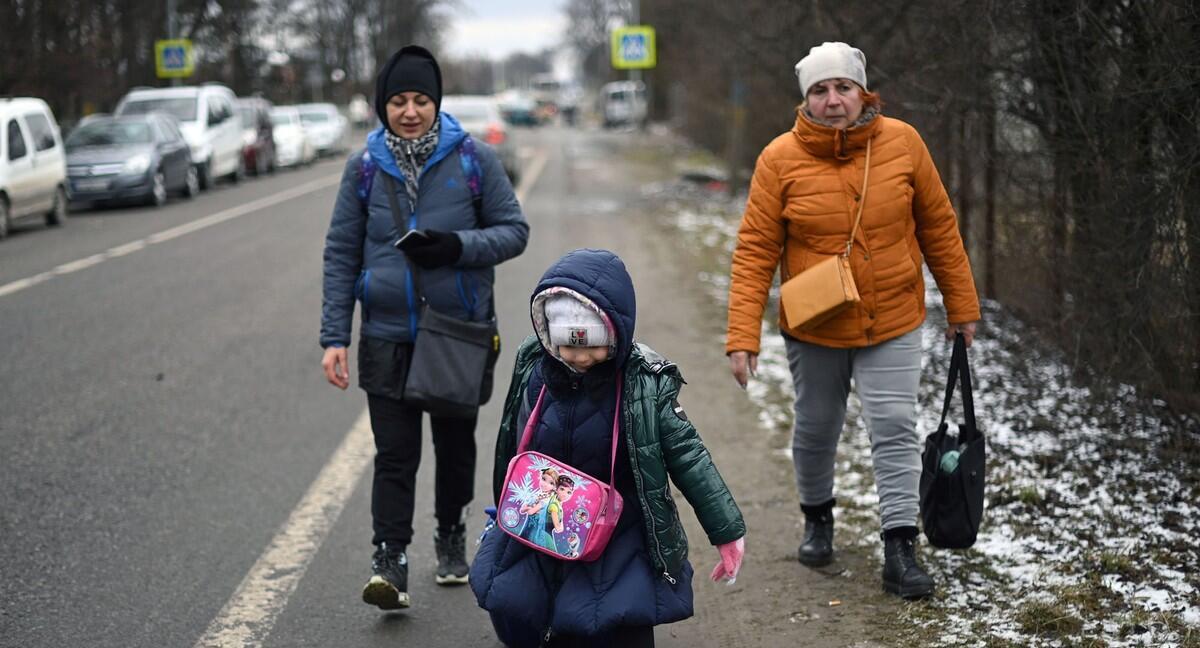 פוטו פליטים אוקראינה הולכים בכביש
