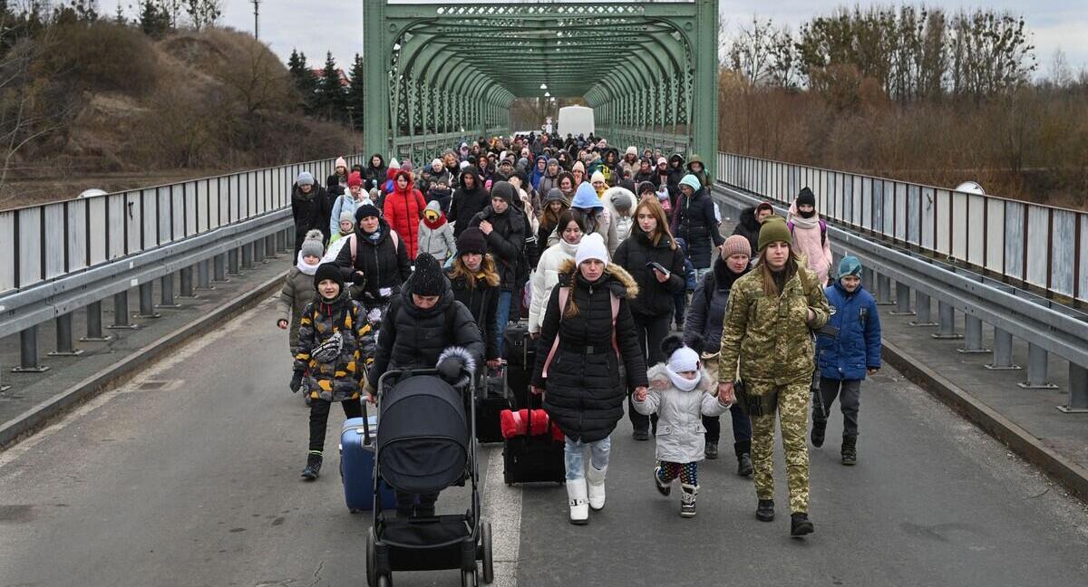 פוטו פליטים הולכים על גשר אוקראינה