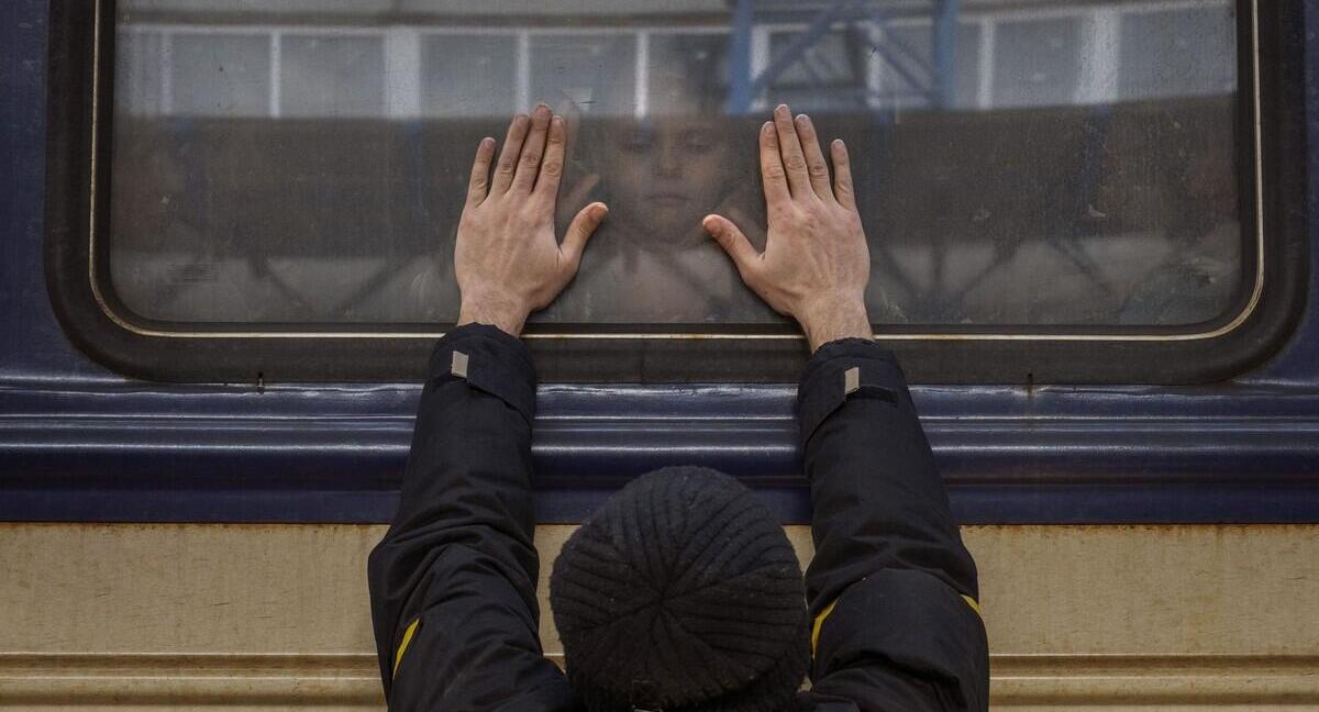 פוטו פליטים אוקראינה נפרדים ברכבת