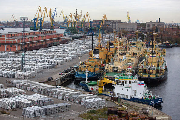 נמל ב סנט פטרסבורג רוסיה משלוח אלומיניום