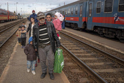 פליטים מאוקראינה בתחנת רכבת בהונגריה, צילום: AP