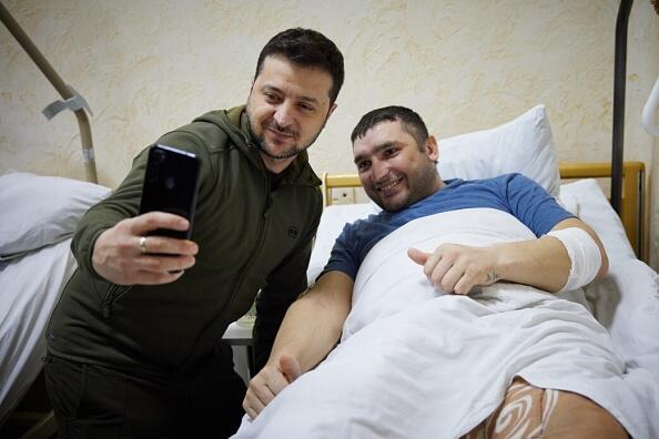 וולודימיר זלנסקי נשיא אוקראינה מבקר פצוע מלחמה בבית חולים בקייב, גטי