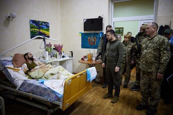 וולודימיר זלנסקי, נשיא אוקראינה, מבקר פצוע מלחמה בבית חולים בקייב, אתמול , גטי
