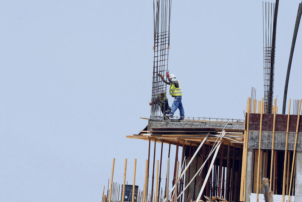 פועלים עובדים ב גובה רב ב אופן לא בטיחותי ב אתר בנייה ב מודיעין