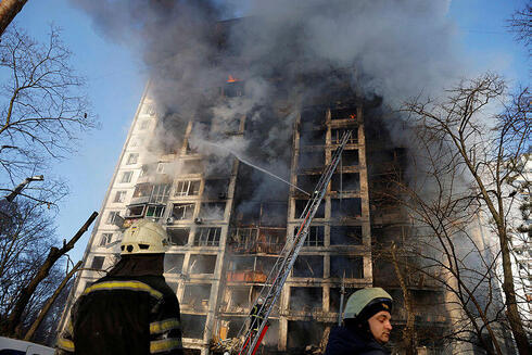 כבאים אוקראינים מנסים להשתלט על שריפה שפרצה בבניין בקייב שספג פגיעה של טיל, צילום: רויטרס