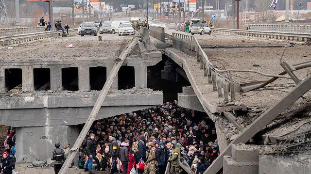 המונים אוקראינים עקורים מתחבאים מתחת לגשר אירפין ההרוס, צילום: AP