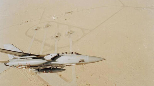 מטוס טורנדו בריטי מעל לשדה תעופה עיראקי, עם בונקרים מחוררים, צילום: IWM