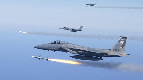 מטוסי F15 משגרים טילים מונחי מכ"מ, צילום: USAF