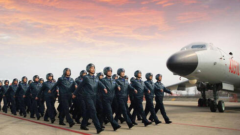 צוותים סיניים צועדים אל המפציצים שלהם, צילום: air force times