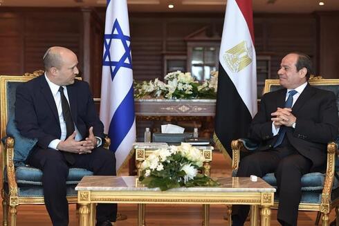 ראש הממשלה נפתלי בנט ונשיא מצרים א-סיסי בפגישתם בחודש ספטמבר , לע"מ