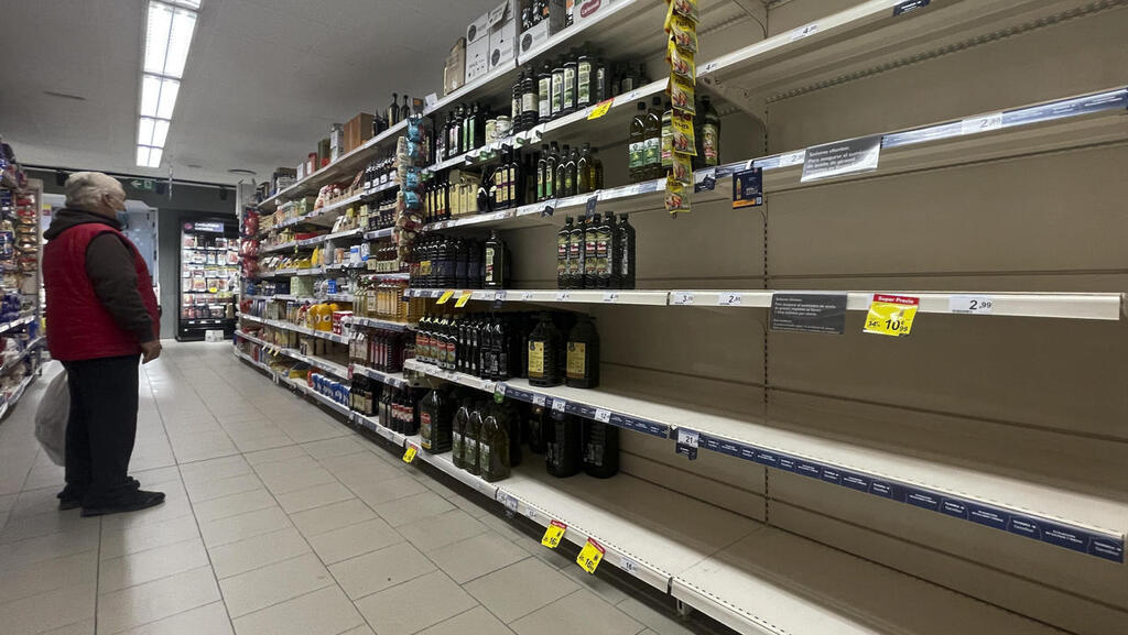 משמן חמניות ועד כדורי יוד, האירופים חזרו לאגור מצרכים