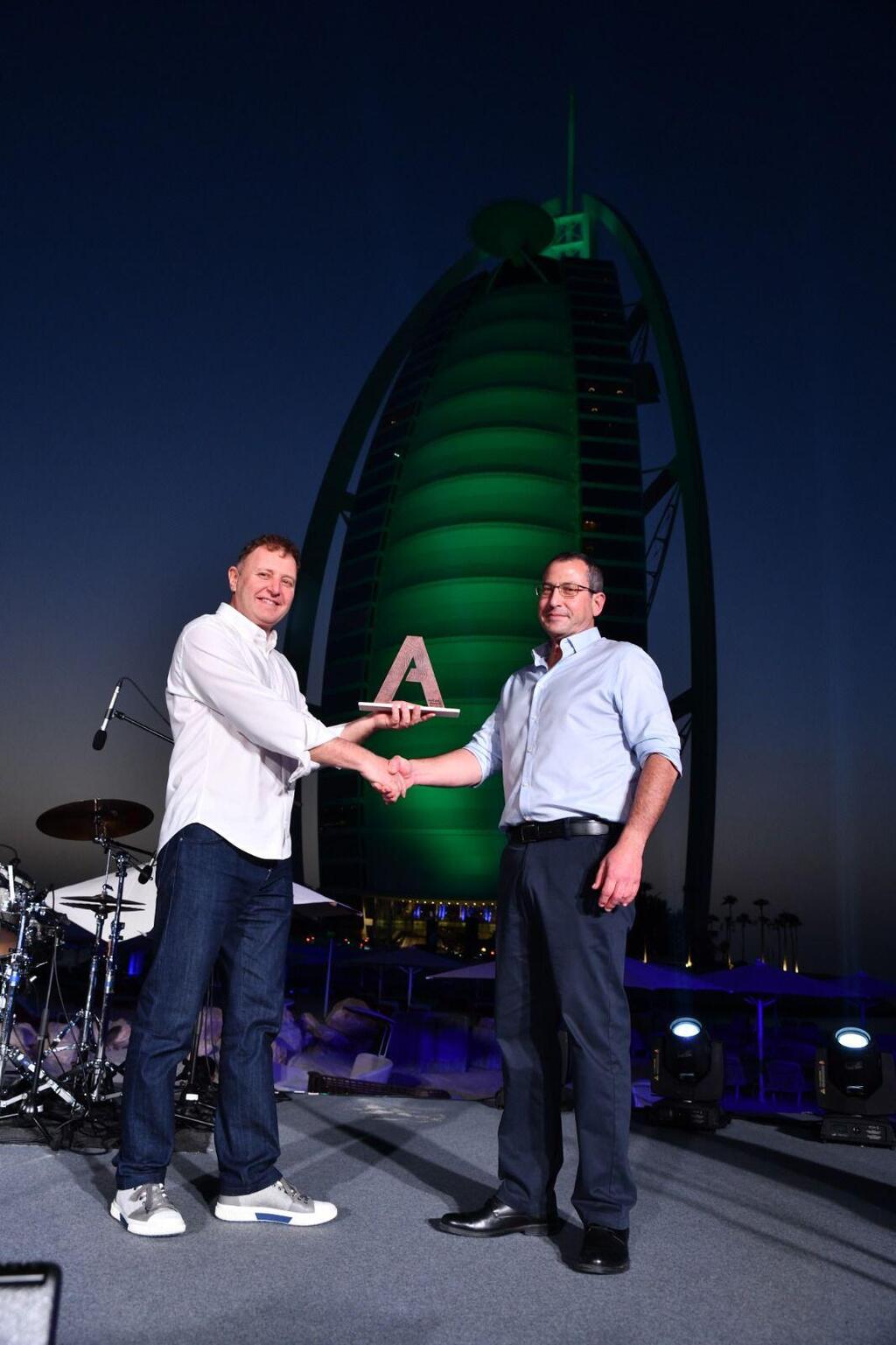 Ziv Aviram presents the Larry Grain Award at a conference in Dubai