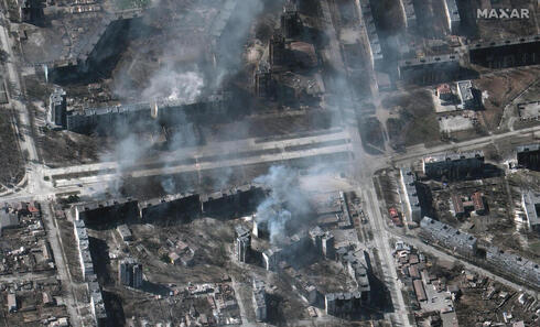 העיר מריופול בוערת ומפורקת, לאחר הפצצות כבדות, EPA