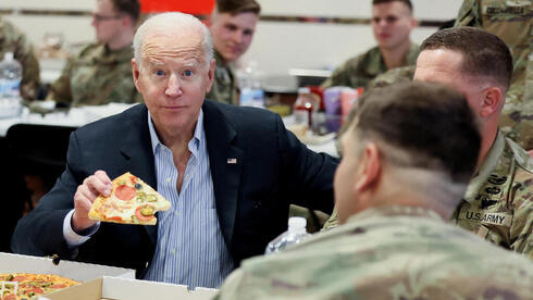 הנשיא ביידן אוכל פיצה עם חייליו בפולין, צילום: AFP