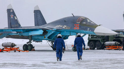 טייסים רוסיים הולכים למטוס הסוחוי 34 שלהם,  mil.ru