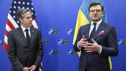 שר החוץ של אוקראינה דמיטרו קולבה ומזכיר המדינה האמריקאי אנתוני בלינקן בבריסל, צילום: AP