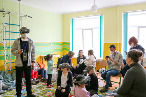 Children using VR goggle provided by the Kohav Meir field hospital in Ukraine. Photo: Kohav Meir 