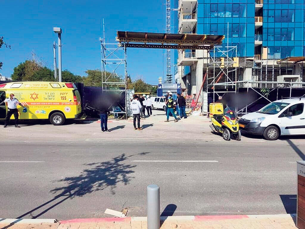 זירת התאונה בפרויקט פארק בבלי בתל אביב בפברואר האחרון. שני פועלי בניין נהרגו
(צילום: תיעוד מבצעי מד"א) מגזין נדל"ן 13.4.22 זירת התאונה בפרויקט פארק בבלי בתל אביב בפברואר האחרון