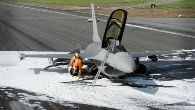 מטוס F16 של דנמרק שגלגליו קרסו בנחיתה בבסיס אלבורג ב-2013. אין נפגעים, RDAF