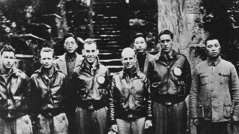 דוליטל ואנשיו מלווים באזרחים סיניים, שסייעו להם להימלט מערבה, צילום: USAF