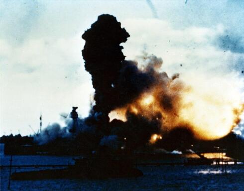 מתקפת פרל הארבור. הספינה אריזונה מתפוצצת ולוקחת 1,177 מאנשיה למצולות
, צילום: NARA