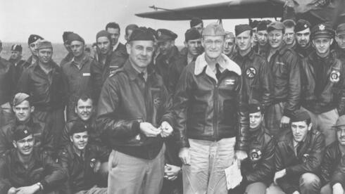 דוליטל (משמאל) ואנשיו, צילום: USAF