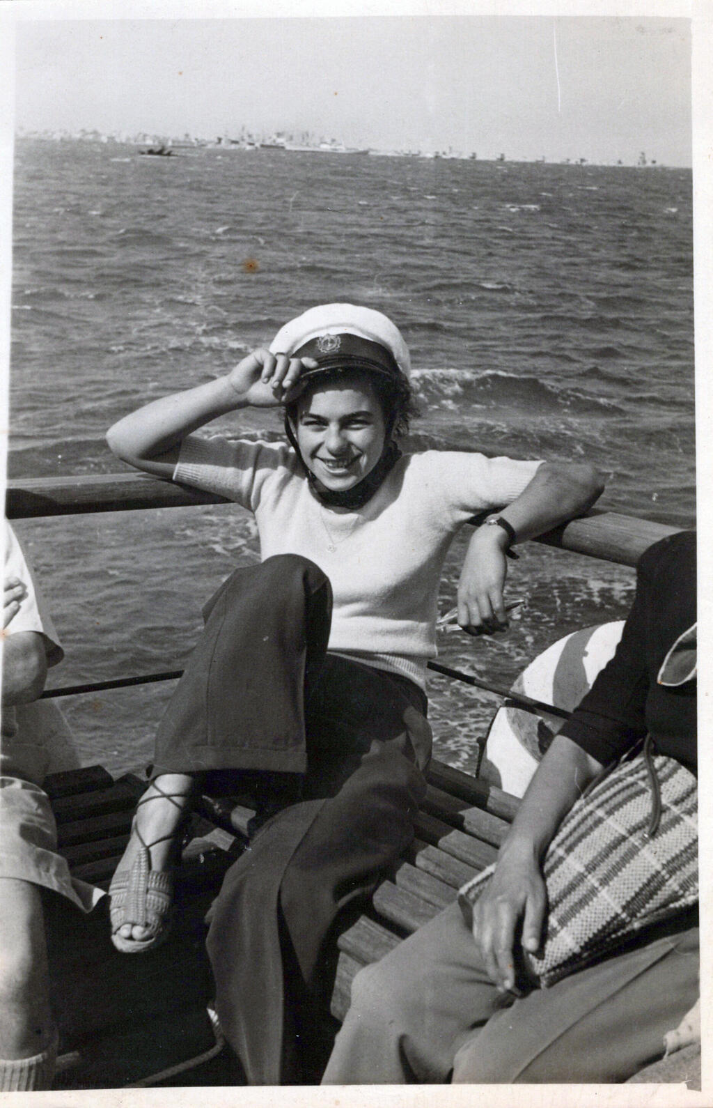 אנה ויסבלום בתמונה לפני המלחמה הגיעה לאושוויץ בגיל 14 פנאי