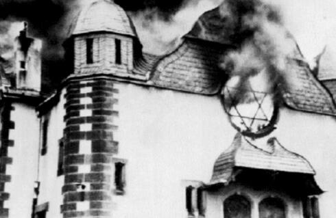 בית כנסת בוער בגרמניה, לאחר שהוצת במאורעות ליל הבדולח, 1938, צילום: אתר הקונגרס היהודי העולמי