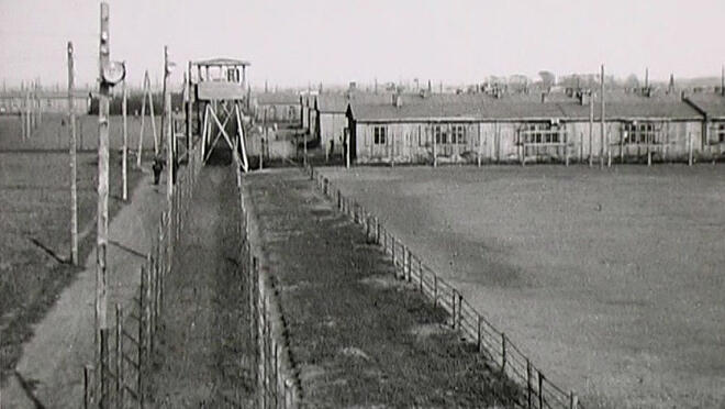 מחנה שבויים גרמני במלחמת העולם השנייה. שימו לב לגדרות הכפולות ומגדלי השמירה, צילום: merkki