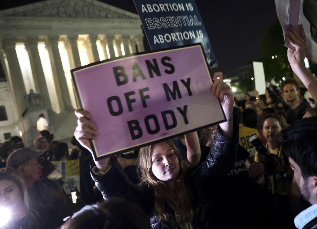 הפגנה מחוץ לבית המשפט העליון בוושינגטון בארה"ב במחאה על הפסיקה המסתמנת לגבי הפלות