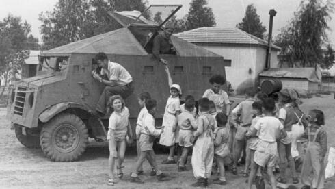 חיילי חטיבת גבעתי מפנים ילדים מקיבוצי הדרום, ארכיון קק"ל