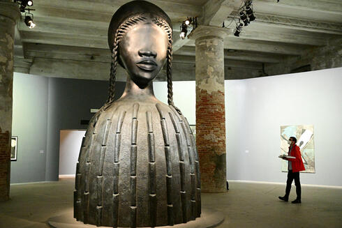 הפסל Brick House של סימון לי בביאנלה ונציה, צילום: AFP