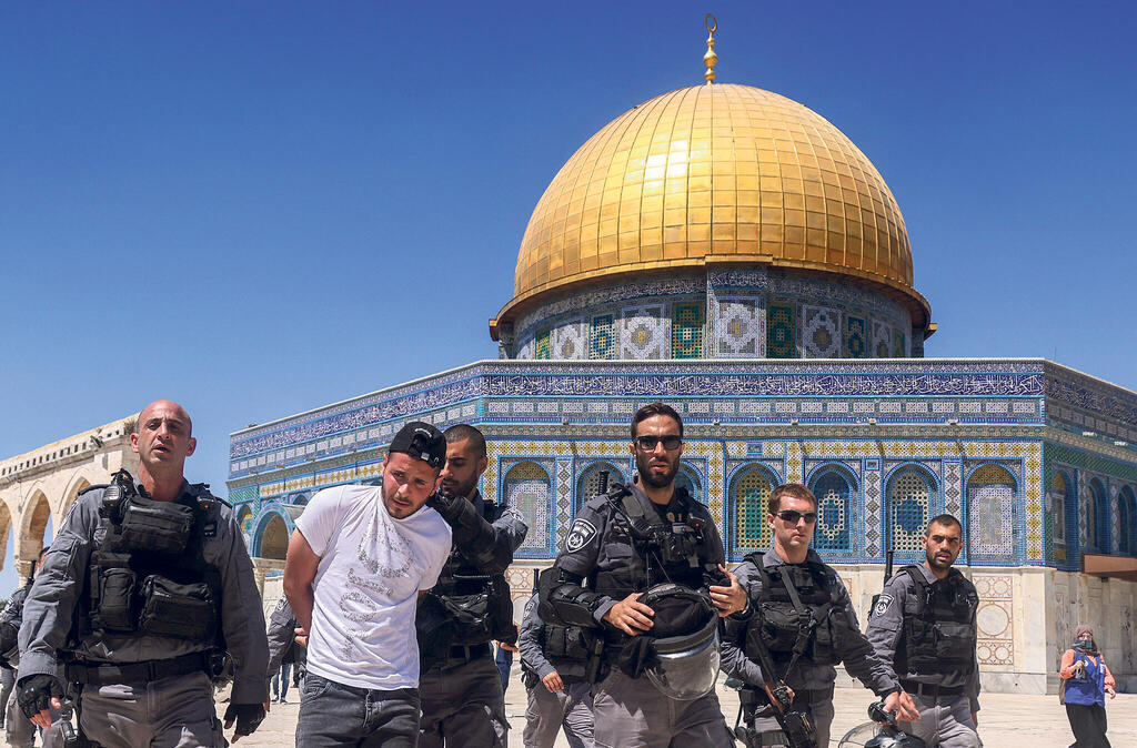 שוטרים מ משטרת ישראל עוצרת מתפרע בהר הבית ירושלים פנאי