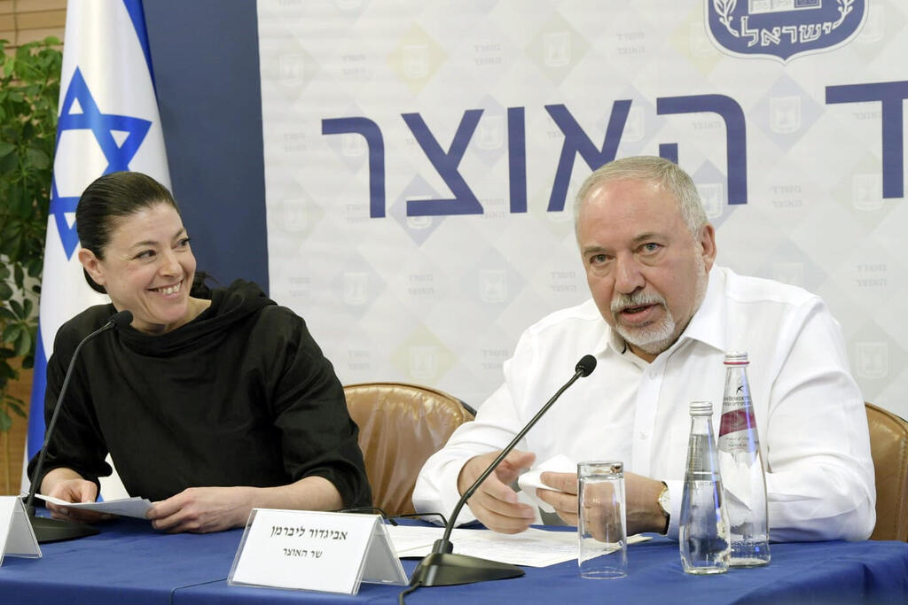 שר האוצר אביגדור ליברמן ושרת התחבורה מרב מיכאלי במסיבת עיתונאים ובה מודיעים על חופשת לידה לאבות בתשלום מלא (צילום: לע"מ) שר האוצר אביגדור ליברמן ושרת התחבורה מרב מיכאלי מסיבת עיתונאים חופשת לידה לאבות בתשלום מלא