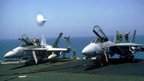מימין: ה-F14 היקר וה-F18 הקטן, צילום: USN