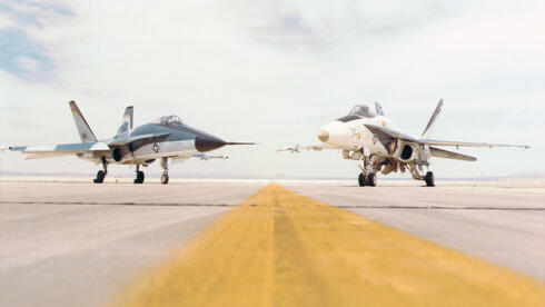 הקוברה ומימינו המטוס החדש: F18 הורנט, צילום: secretprojects