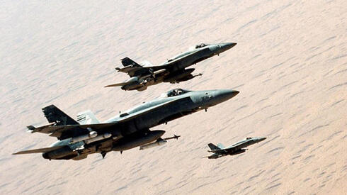תראו איזה מגוון: מטוסי הורנט עם טילי אוויר-אוויר, פצצות מצרר וטילים נגד מכ"מ, צילום: USN