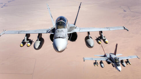 מטוסי F18 נושאים פצצות של רבע טון, צילום: USN