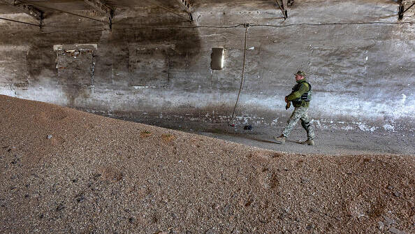 חייל של צבא אוקראינה בוחן מחסן חיטה במחוז חרסון שהופצץ על ידי רוסיה, גטי