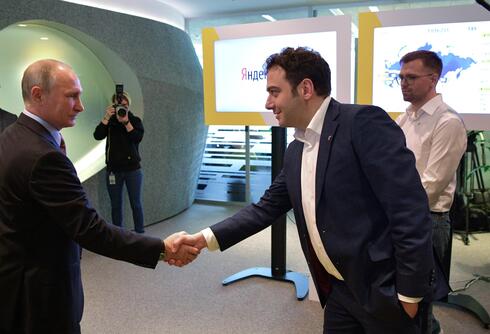 Deputy CEO of Yandex, Tigran Khudaverdyan, shaking the hand of Vladimir Outin. 