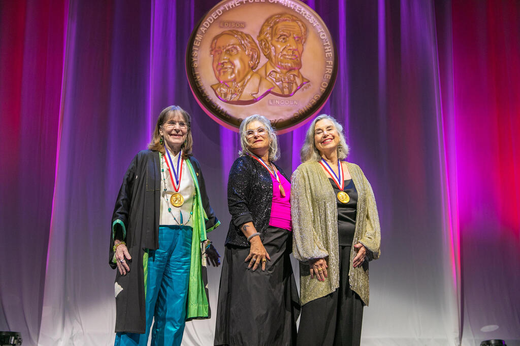 פנאי ליסה לינדהול, הינדה מילר ופולי סמית עונדות את המדליה בטקס בהיכל הממציאים