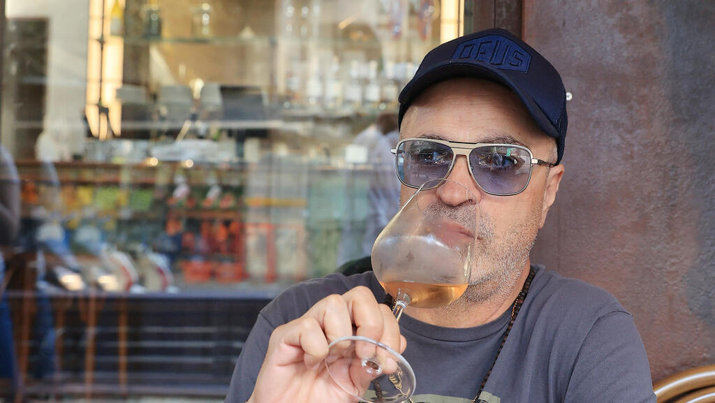 שמעון משל בבר היין שפתח ג'וס פנאי, צילום: אוראל כהן