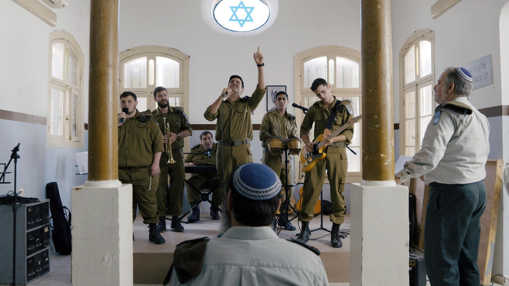 מתוך "שישו ושמחו". "בסדרה הזאת כל הגיבורים דתיים, הציונות הדתית יכולה למצוא את עצמה בכל הדמויות" (צילום: איציק פורטל, כאן 11) מתוך הסדרה שישו ושמחו פנאי