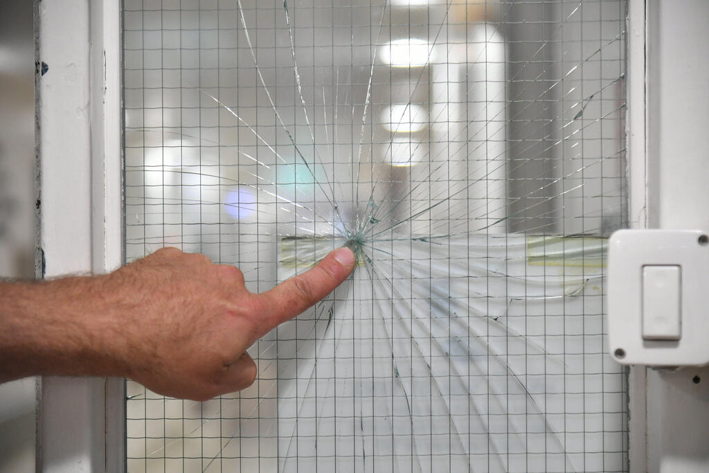 זכוכית מנופצת בעקבות התקיפה בבית החולים הדסה הר הצופים