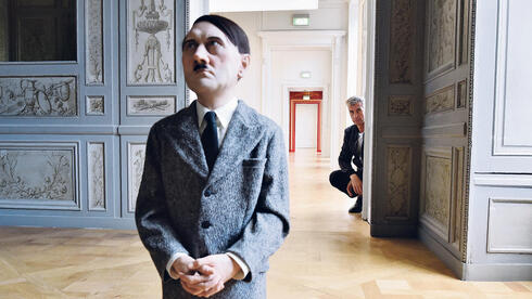איש המקצוע שיצר את הפסל של היטלר מבקש סליחה תובע את האמן ההוגה