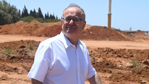 ראש עיריית טירה: "נגיד לצעירים שהלוקסוס של בנייה נמוכה נגמר"