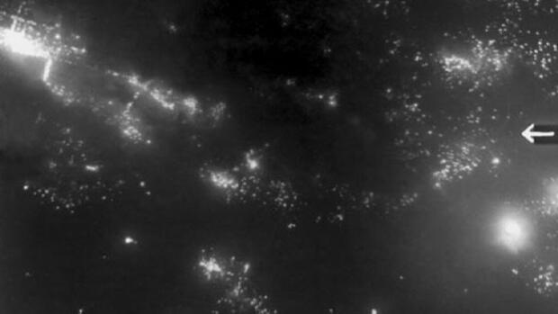 הפצצת דרזדן בתצלום אוויר לילי; העיר הוחשכה כולה, והאורות בתמונה - פיצוצצים ושריפות, צילום: USAF