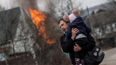 אב ובתו בעיר אירפין המופצצת, צילום: רויטרס